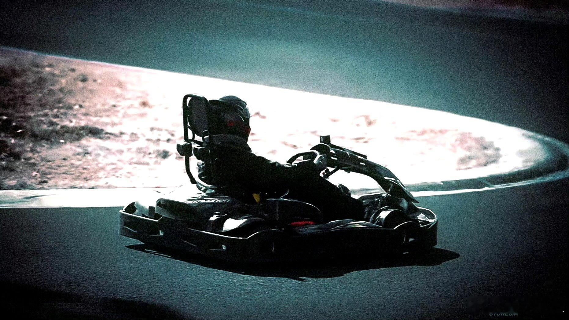 张泽禹赛车服硬帅 张泽禹的赛车服照直接鲨疯了！自夸帅就算了，还留个括号让粉丝填空