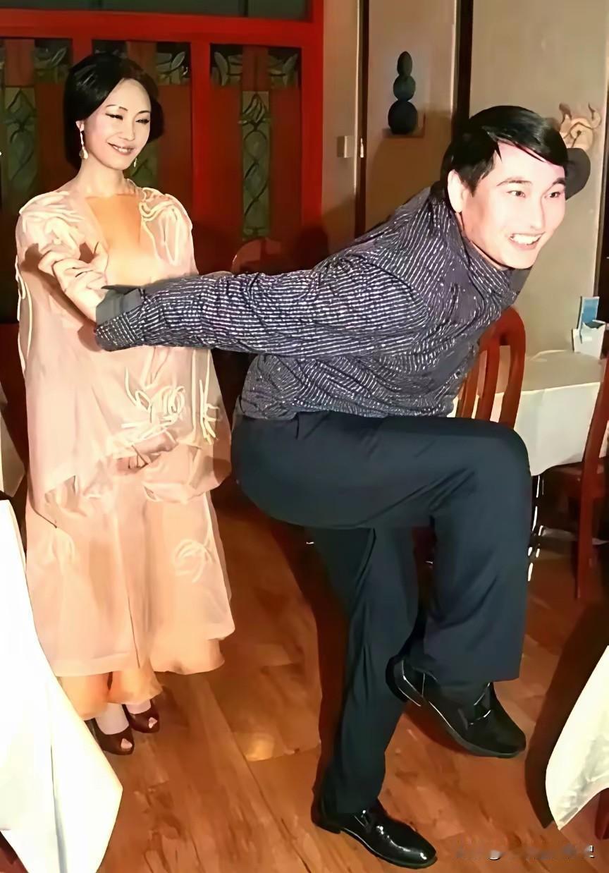 大衣哥能有现在的成就，于老师可谓功不可没呀！