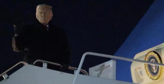 “开局不利”已不足以形容特朗普这次瑞士之行的尴尬！“空军一号”刚起飞便“罢工”，