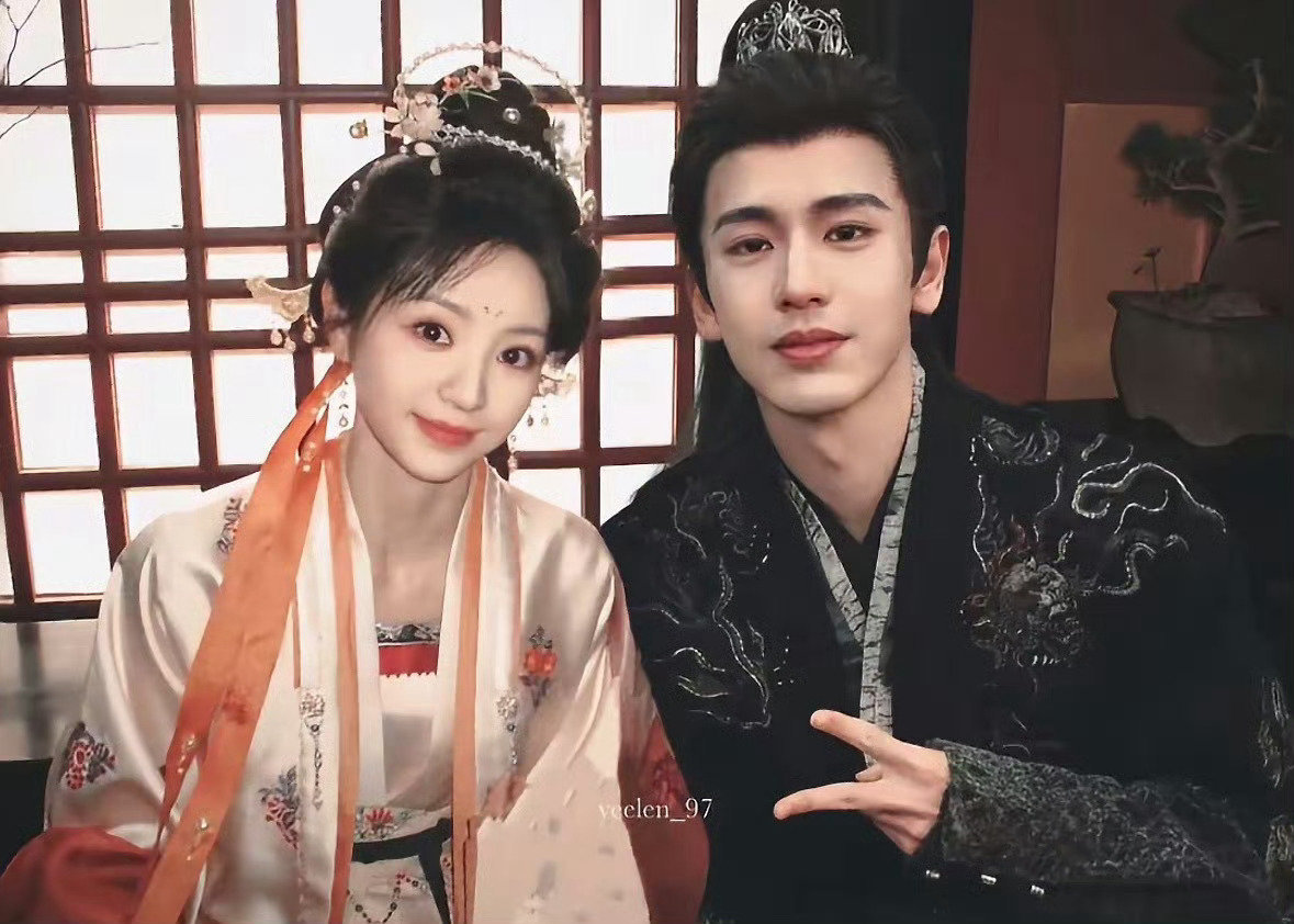 逐玉 截不到丑图本来想挑个表情包结果相册翻烂了全是神图！这两张脸简直就是逐玉给颜