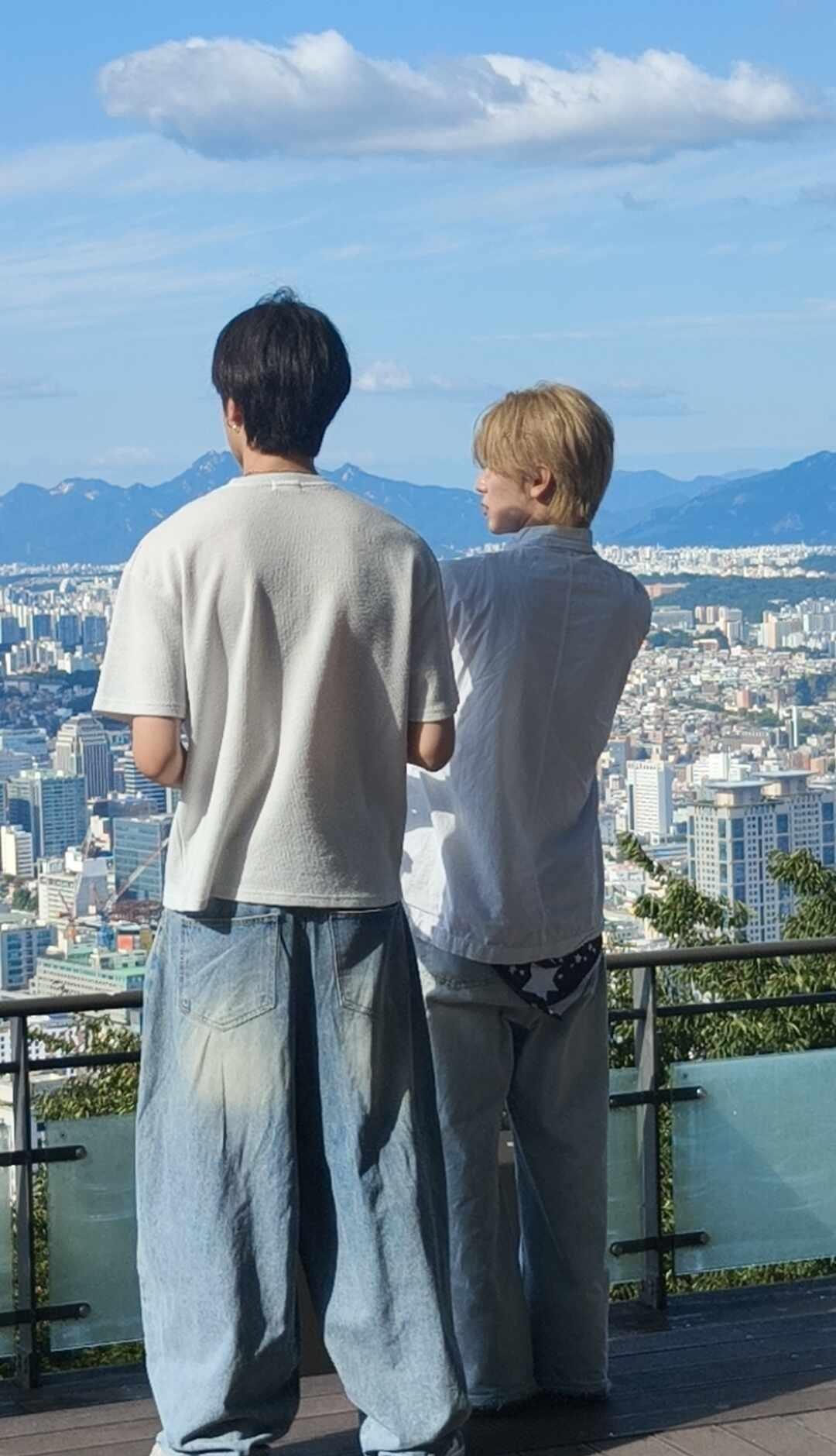 南山塔偶遇tws
偶遇 应该是申惟和金道勋吧。