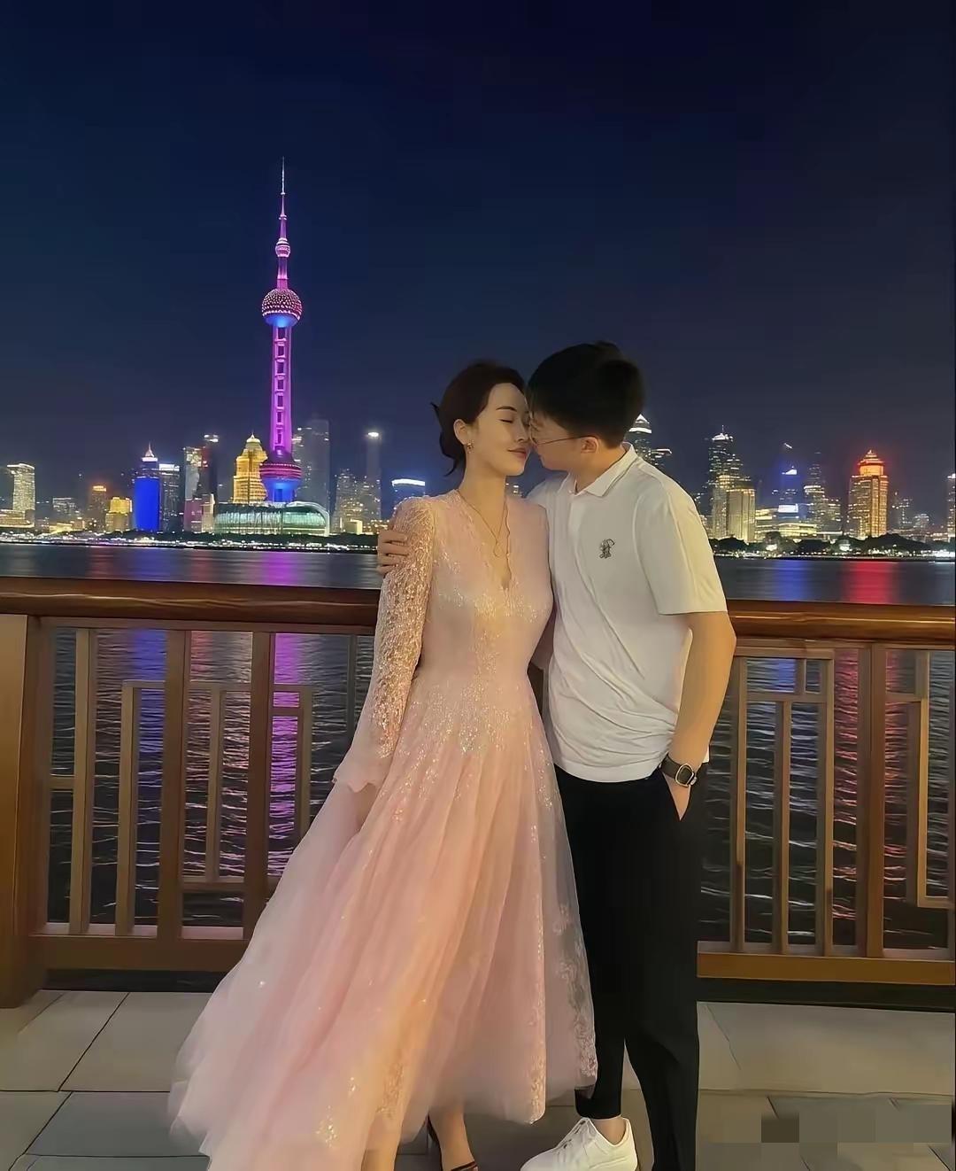 陆家嘴顶配浪漫！沪上阿姨有钱有颜，小伙子直接弯道超车遥遥领先！

东方明珠做背景