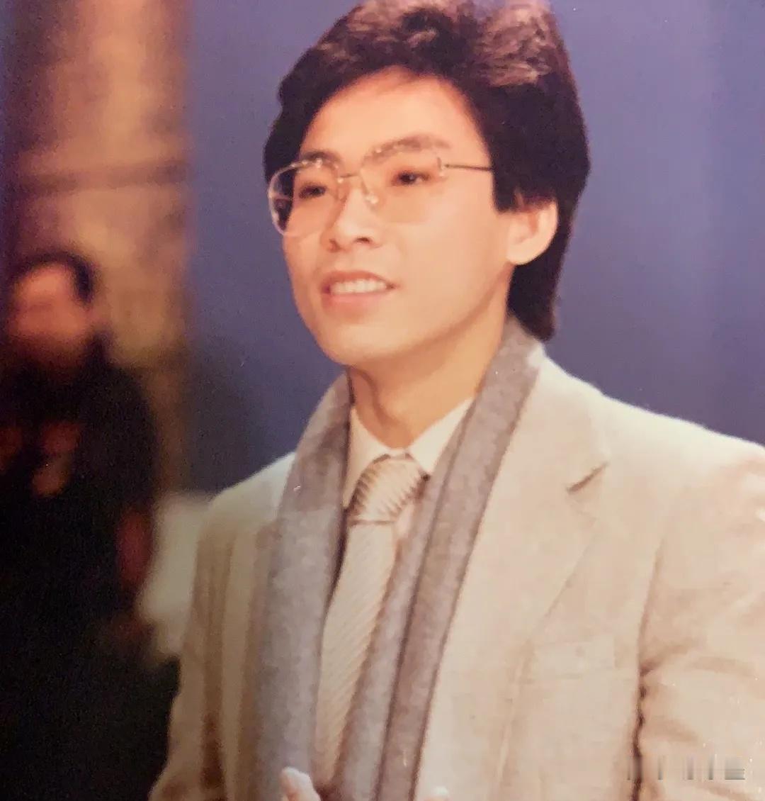 当年，张明敏在唱完《我的中国心》后，被香港乐坛封杀，无奈之下只好去电子厂打工，不
