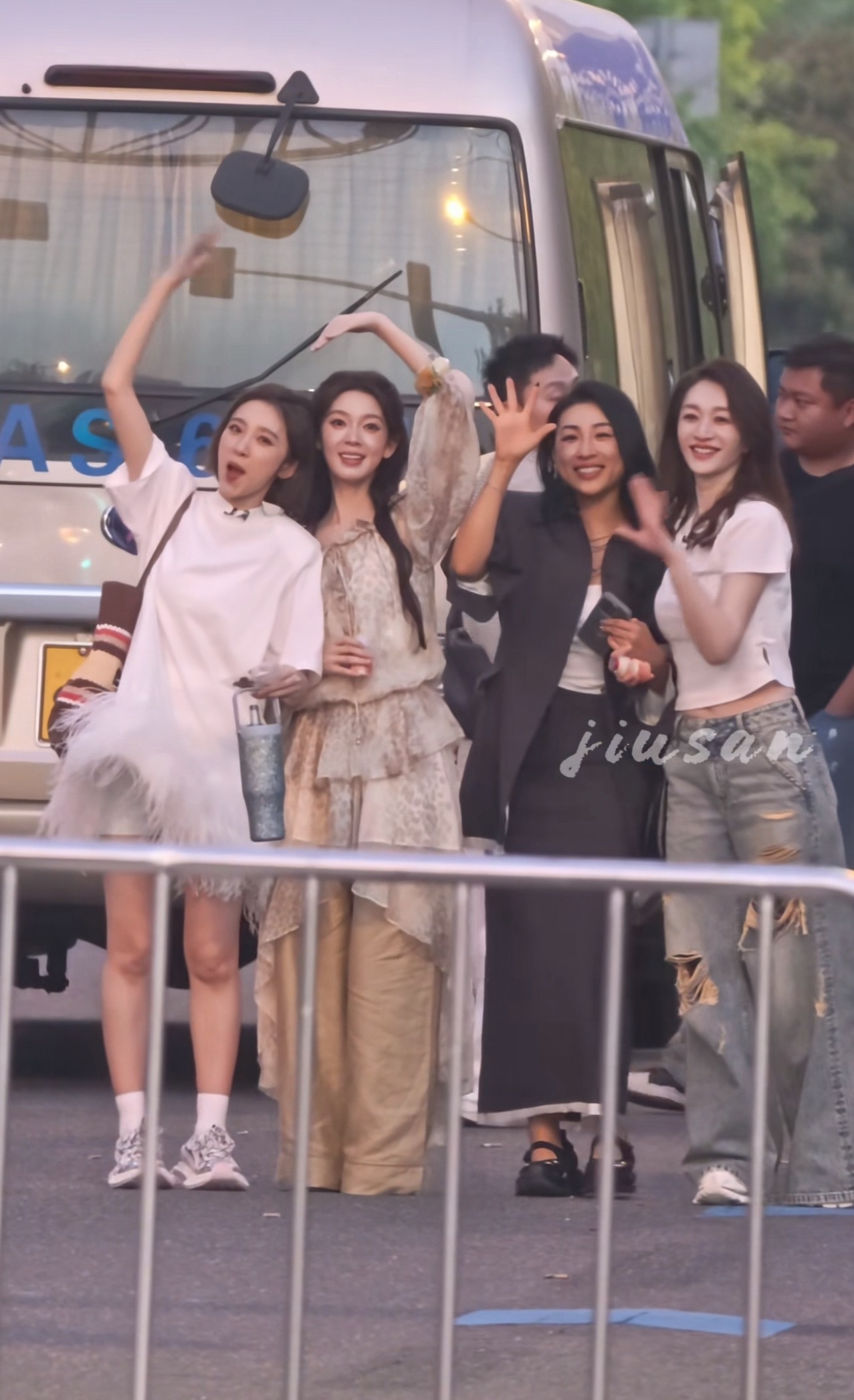 李小冉真的好离谱，跟唐艺昕陈瑶她们站一起根本看不出十几岁年龄差… 