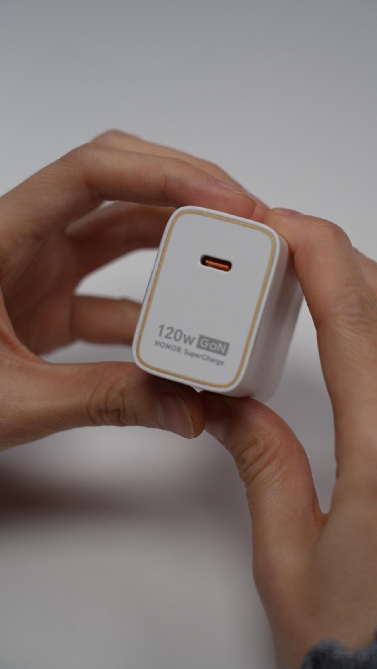 荣耀Magic V6标配的这个120W GaN充电器确实好用，充电速度快，还不挑