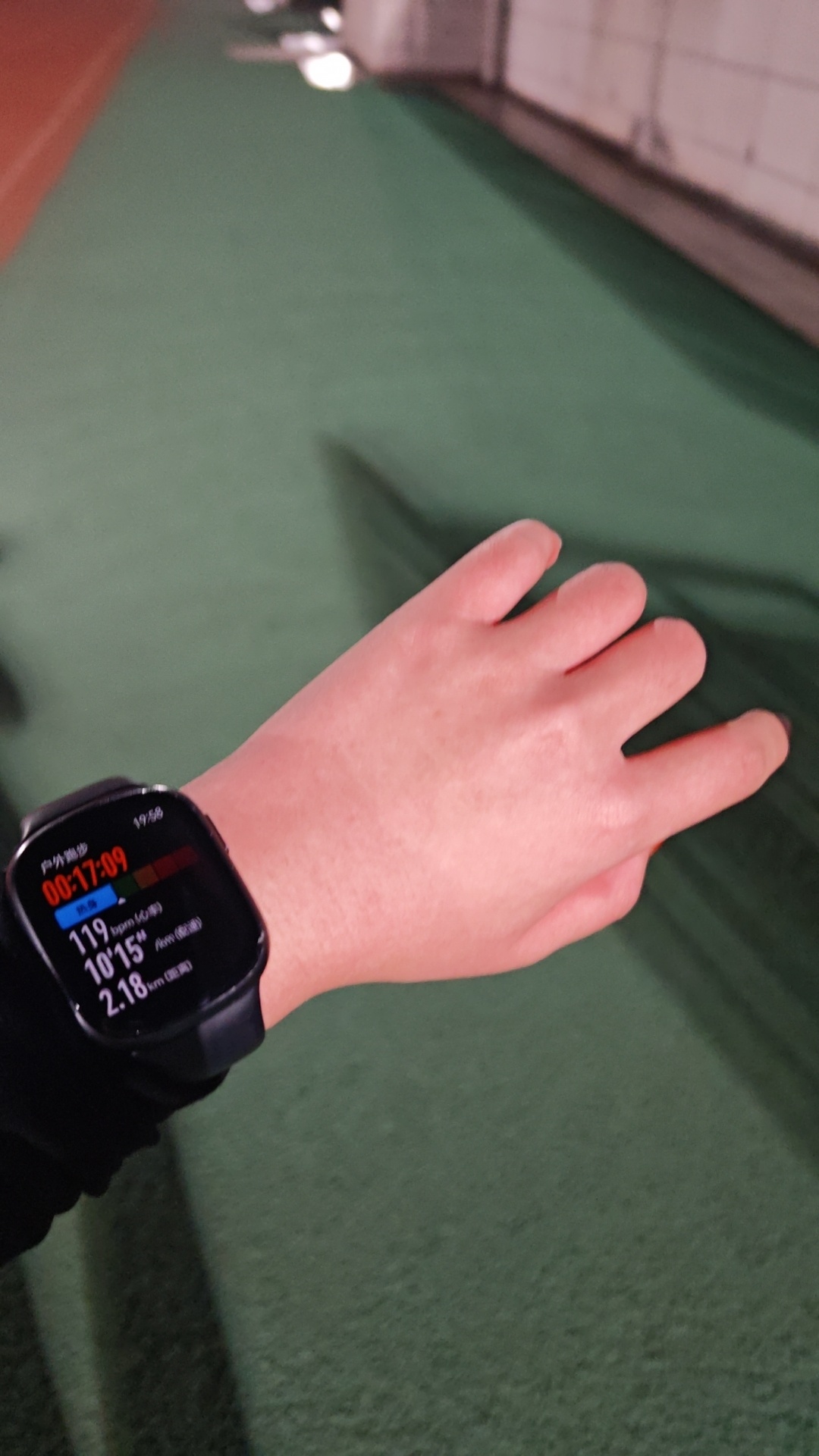 坚持跑步真的会变好看能瘦、能健康、皮肤也透亮，一整天都元气满满～就是最近外面太冷