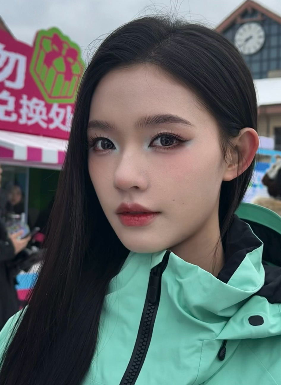 林允终于滑上雪了  好羡慕啊林允滑雪live图 拍的真的是又美又有活力了呀，这个