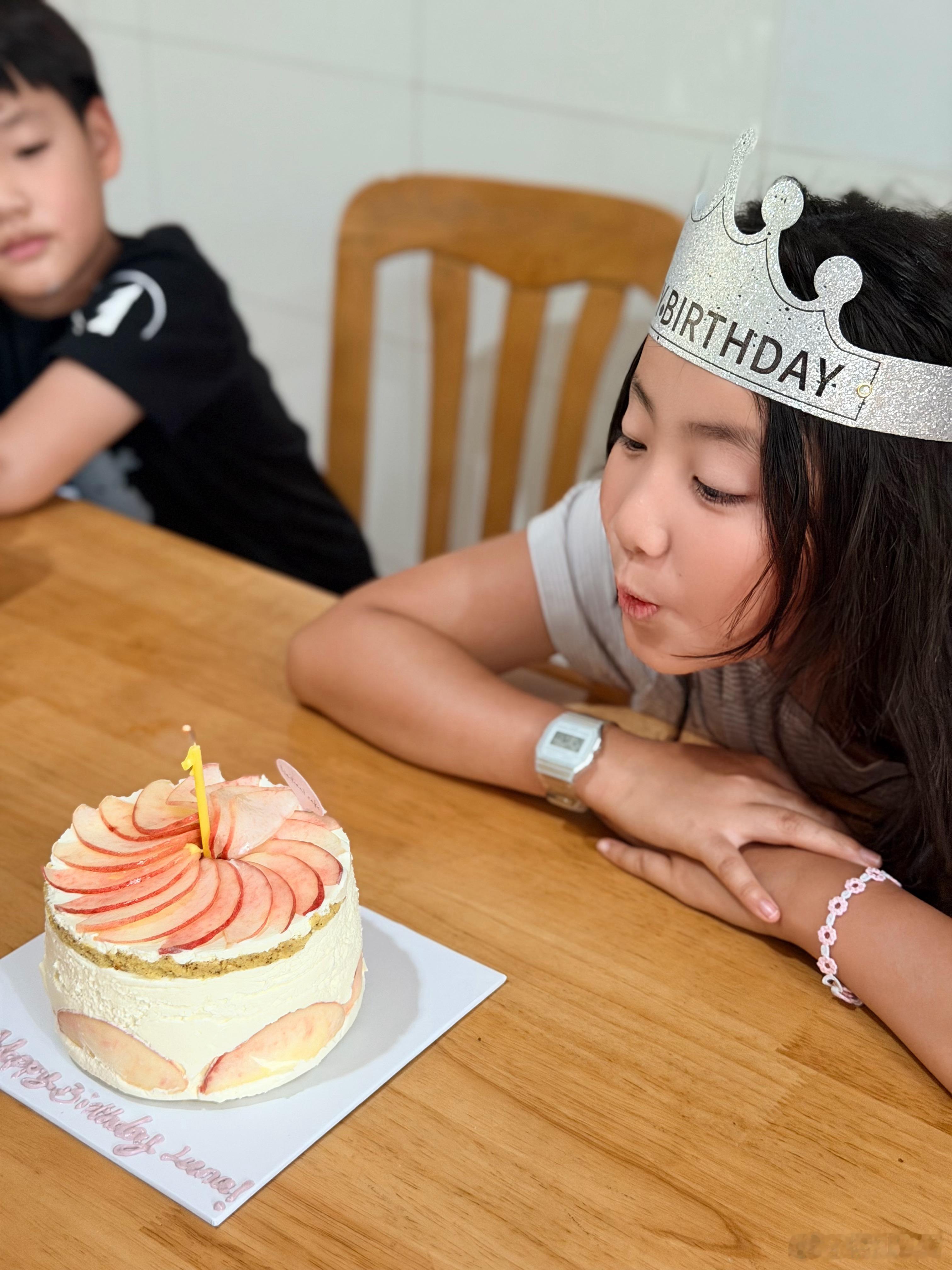 生日快乐，我的女孩！今年的生日在银川跟爷爷奶奶过，很特别。中午吹完蜡烛，我们就出