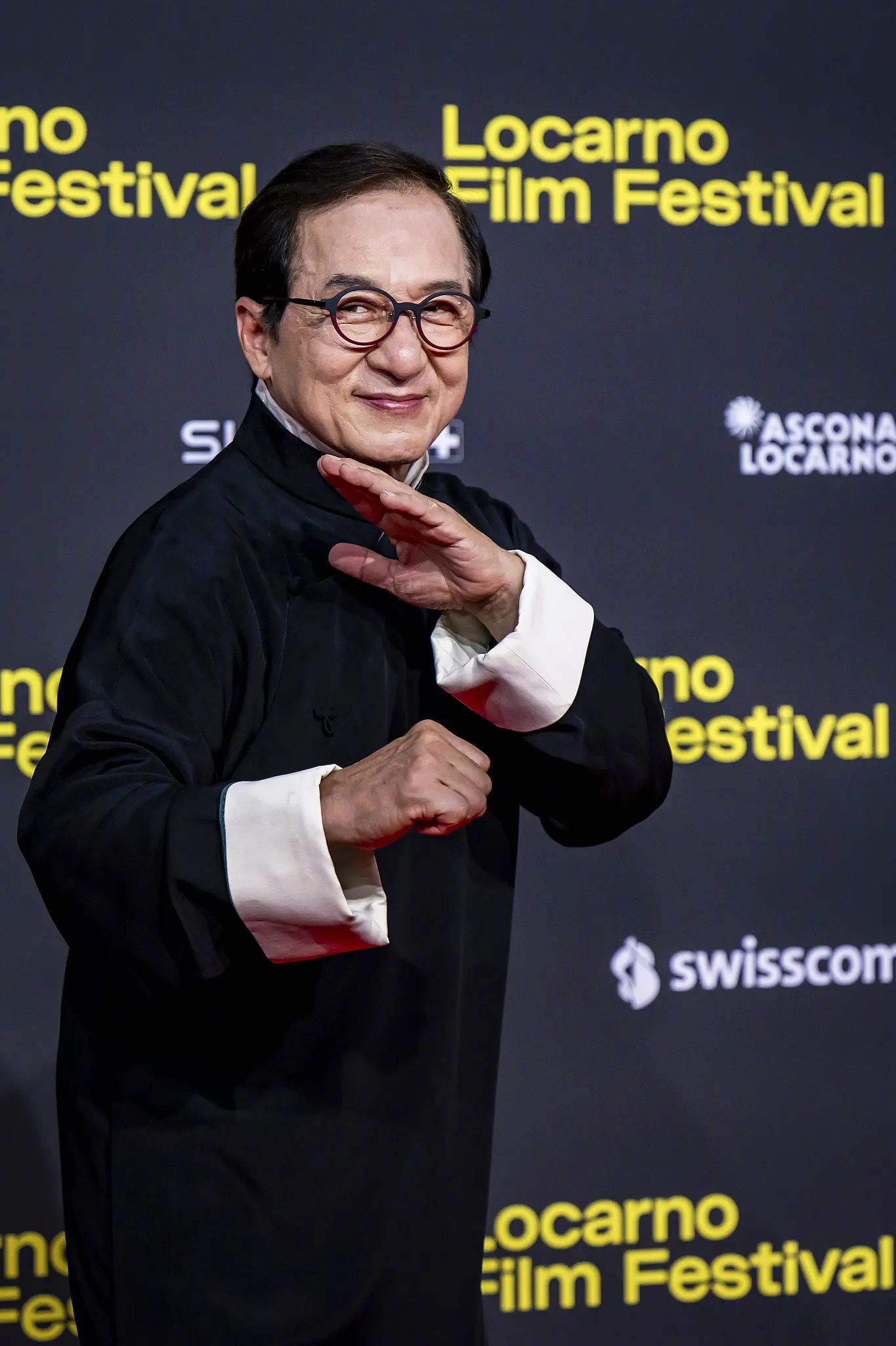 成龙大哥瑞士领奖高清图来啦😍😍😍