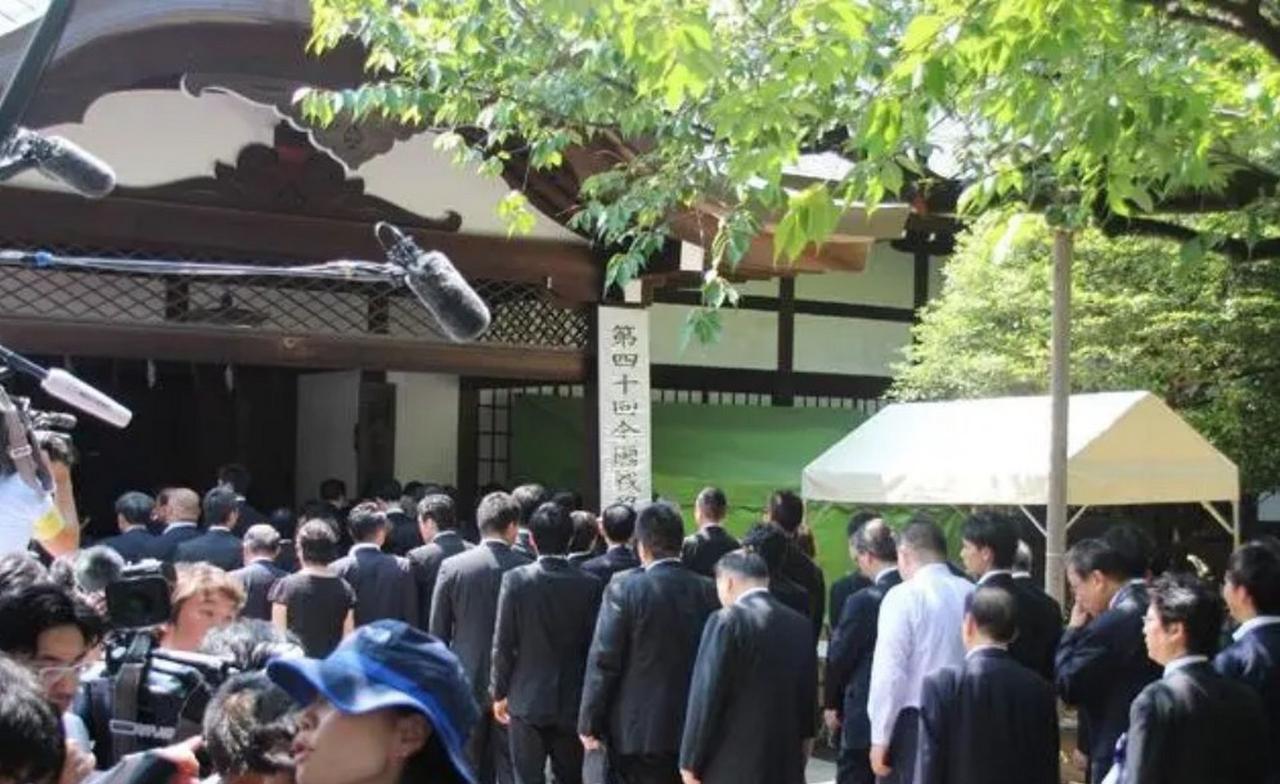 活该。网络流传一段靖国神社门前的冲突片段，把一部分人的错位心态摆到大众眼前。
时
