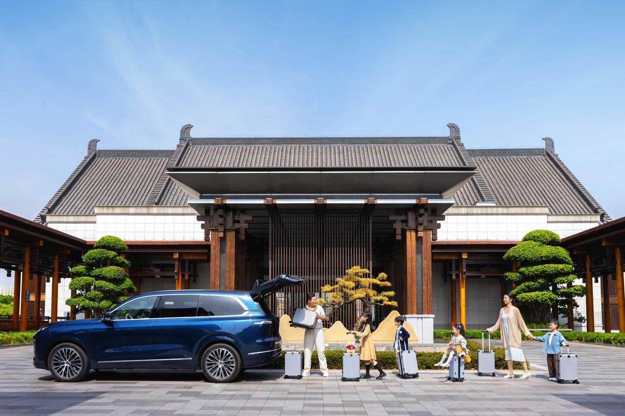 全家自驾游最怕无聊？三孩家庭，上个车就光光人就把车塞满了。
深蓝S09直接把客厅