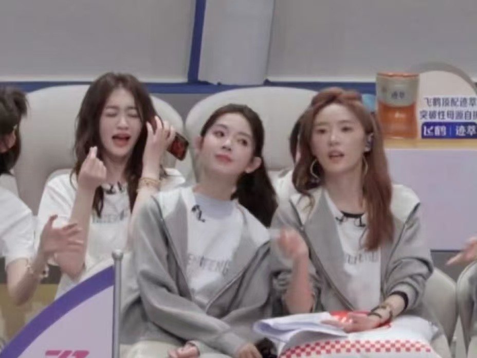 李小冉偷偷努力李小冉越努力越心酸 李小冉越努力越心酸，一直在角落偷偷努力，期待正