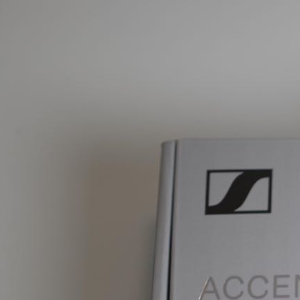 11月给铁粉抽个啥好呢？抽个耳机吧[哈哈]11月20号开奖铁粉点赞评论即可参与，