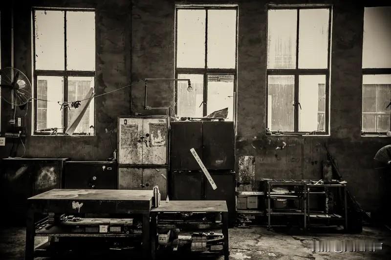 十几年前我坐办公室，空调开太低还得披件外套。

现在我在车间里，四十度，戴口罩，