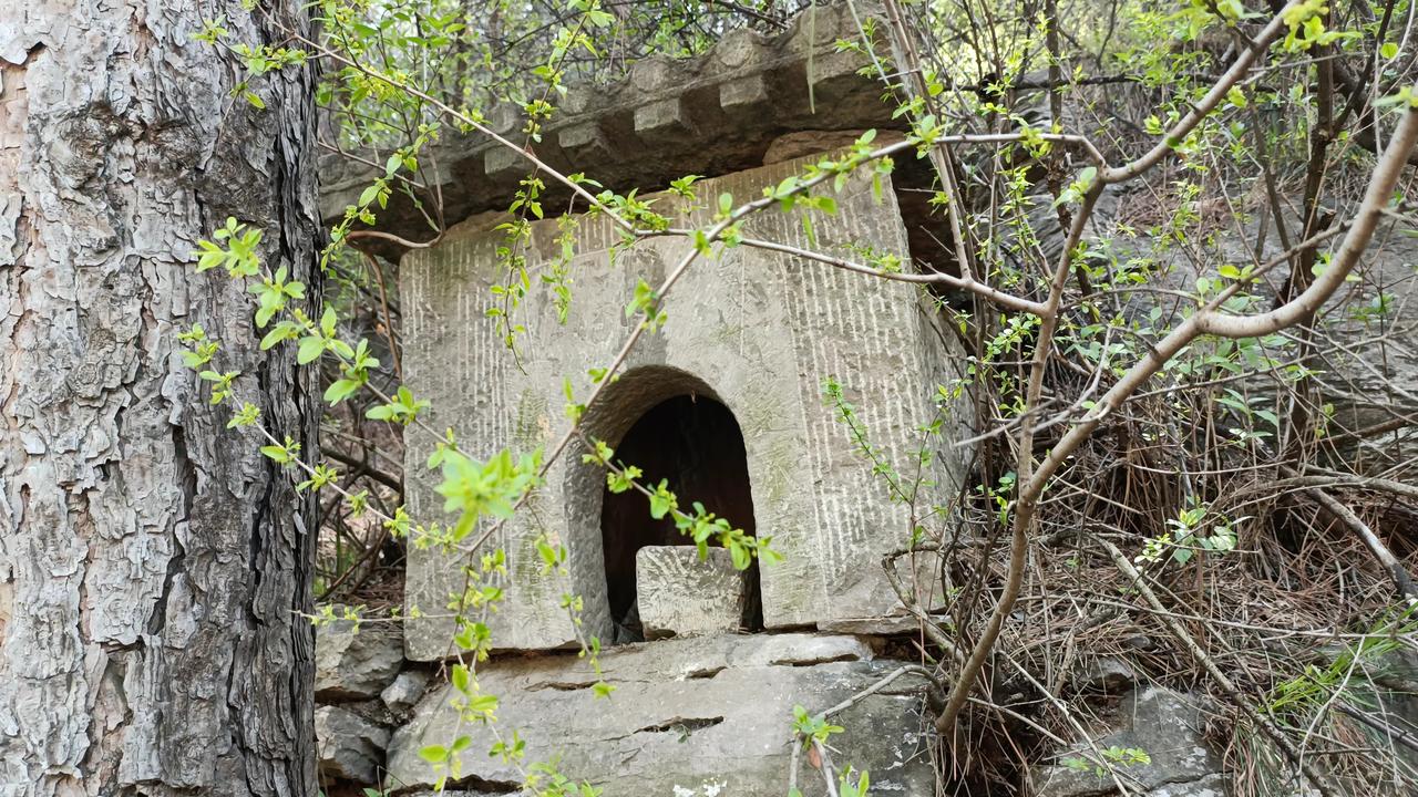 整座小庙坐落于一块山岩巨石之上，仿硬山顶建筑形制而建。坡顶的檩木、飞椽、瓦当、滴