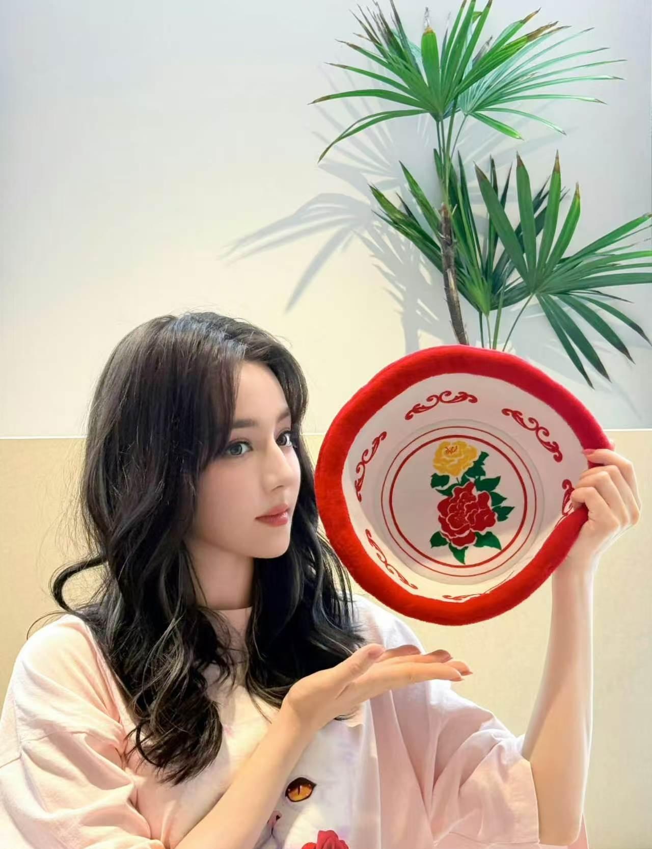 迪丽热巴居然还p掉了帽子里的喜字，这明示的确实很明显了[笑哭][笑哭][笑哭] 
