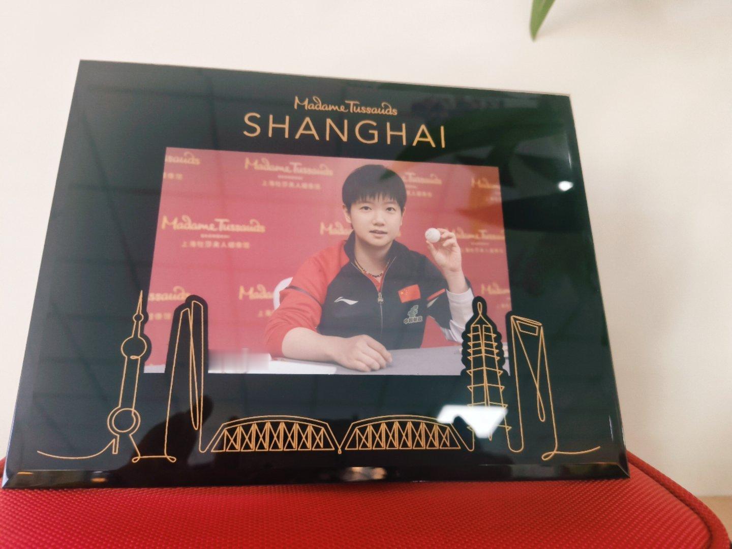 拖莎丝姐帮忙，我也拥有杜莎纪念照啦孙颖莎