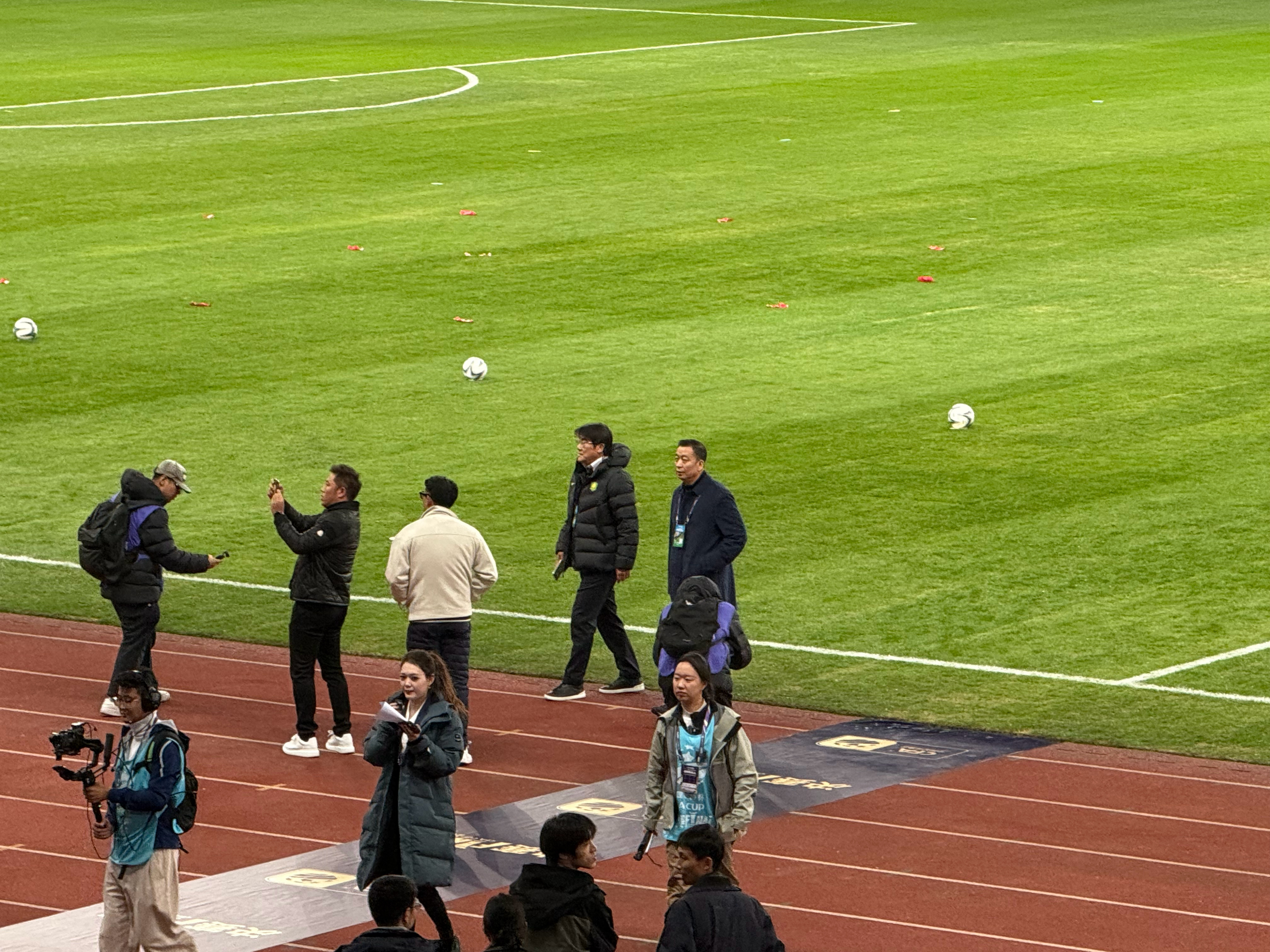 周总、李明总一起来到场内，国安名宿王长庆也在。