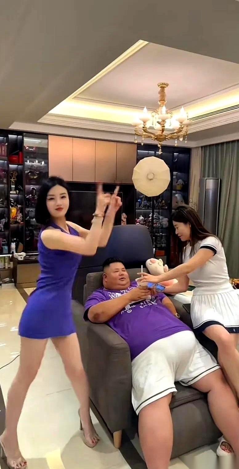 大网红“良子”，那体型绝对算得上是重量级。走在人群里，像座小山，但偏偏这座“山”