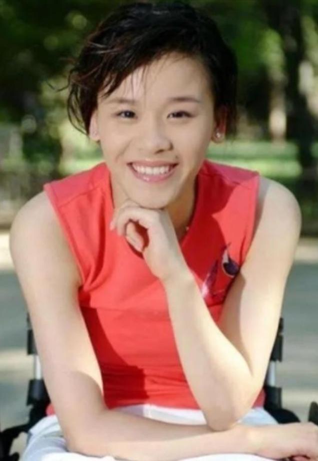 桑兰瘫痪后拿到了1000万美金的赔偿。就在这个时候，照顾了桑兰9年的男友黄健，突