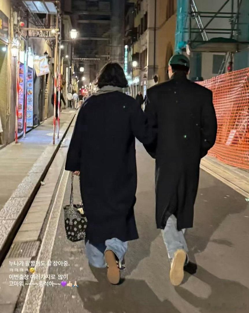 李钟硕恋爱期间与女生双手插兜刚官宣和IU分手，李钟硕就爆出争议旧照。2026年3