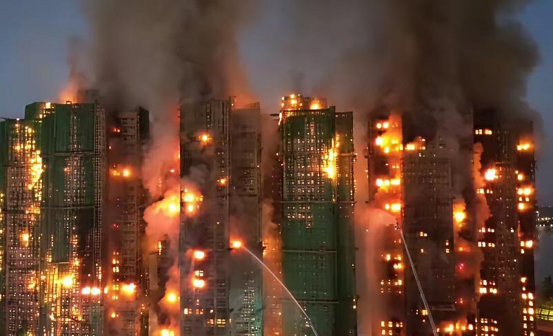 一直以来，香港随处可见的竹棚总让我困惑不已。每当有人质疑这种传统搭建方式，总能听