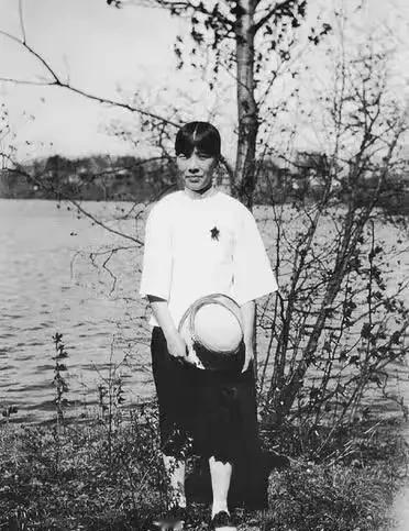 冰心在抗战时将自己的席梦思大床从昆明千里拉运到重庆，只因为脑袋认床，换了床睡不着