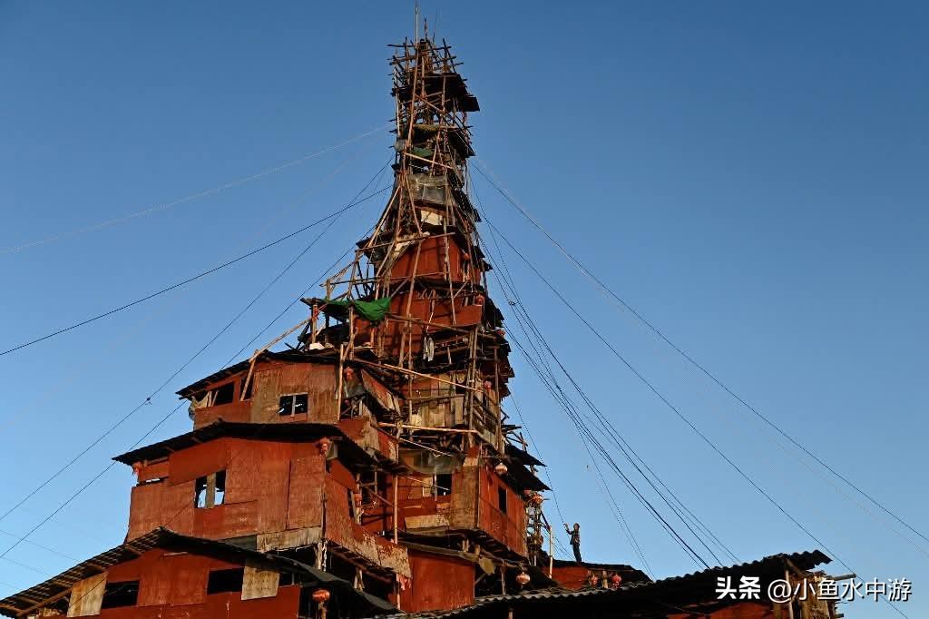 中国贵州一栋因造型奇特而在网络走红的“违建屋”，日前遭强制拆除。这栋由屋主耗时近