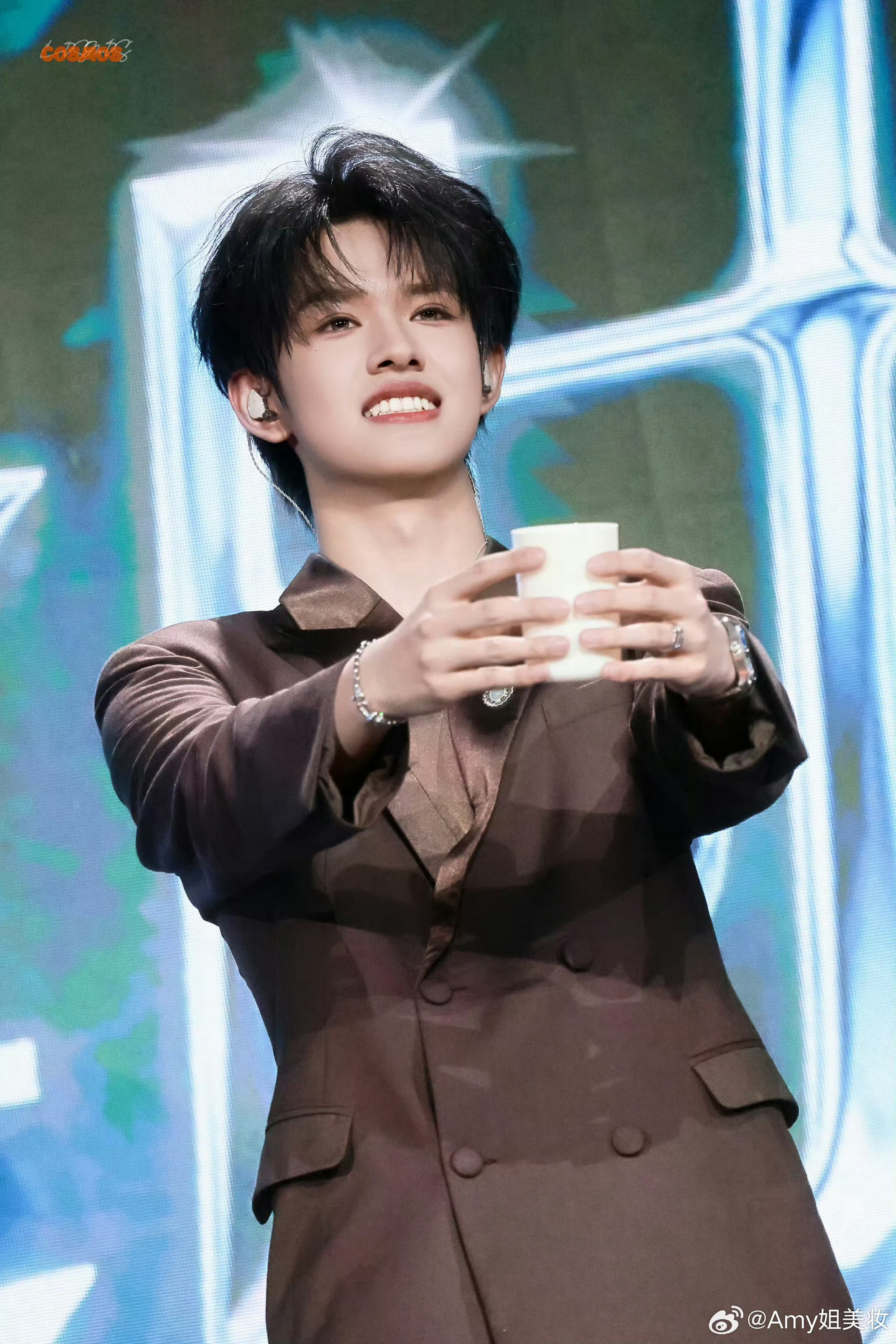  张极生日会首唱原创单曲张极直播 谁懂啊！张极19岁生日会首唱原创单曲也太绝了吧