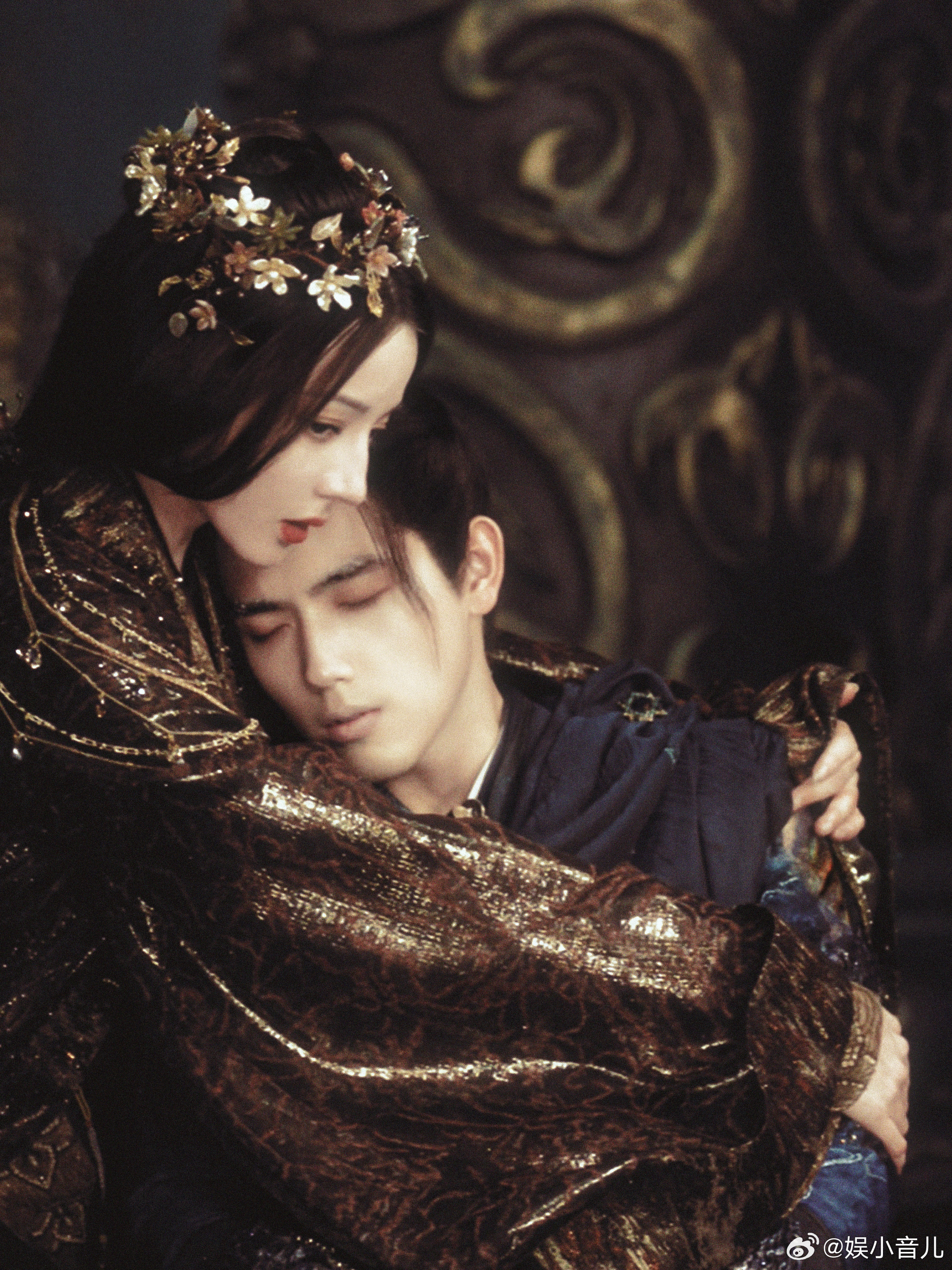 白日提灯迪丽热巴亲哭陈飞宇情绪张力直接拉满！贺思慕的果敢与段胥的脆弱碰撞，被亲哭