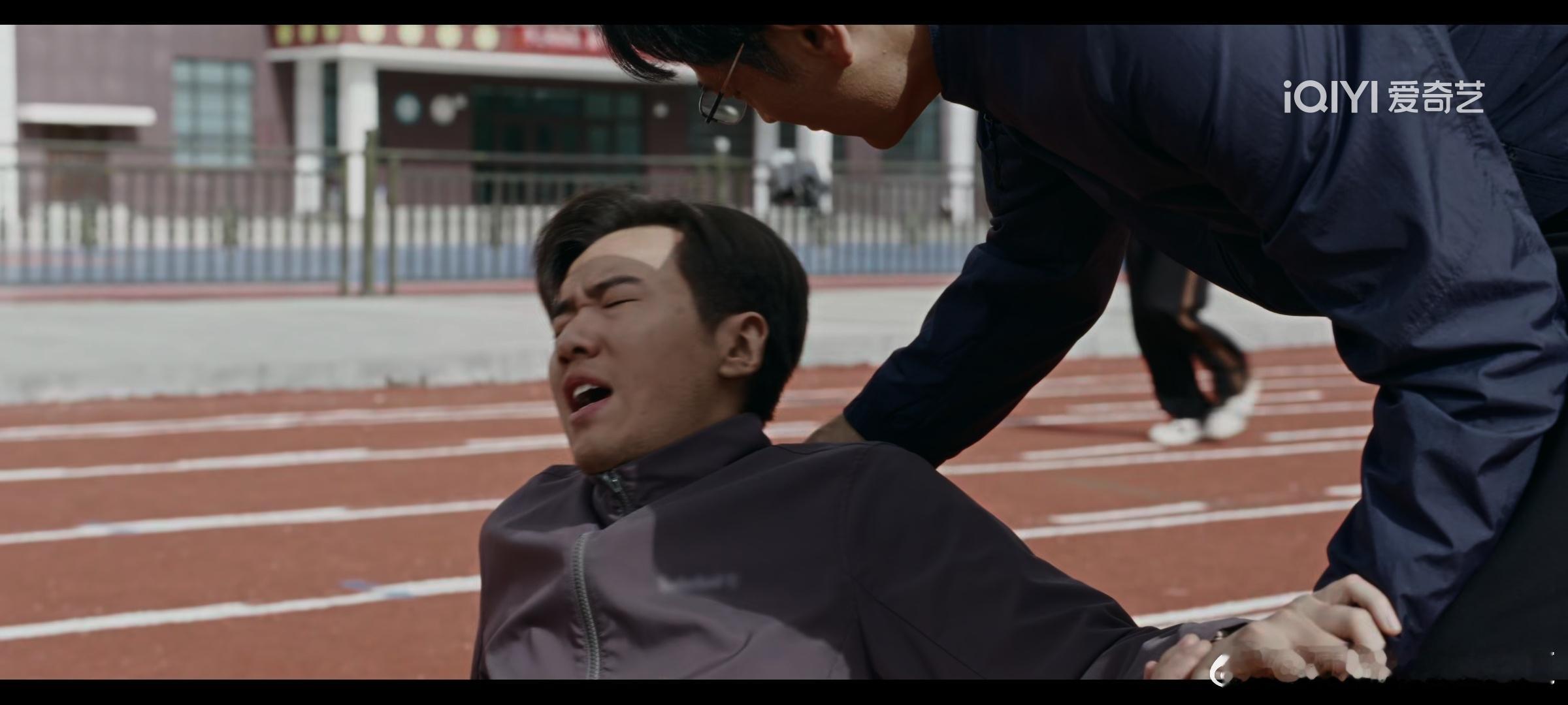 我昨晚看这段的时候真想说邵云飞的身体情况简直就是剧情照进了现实，邵云飞四十岁，林