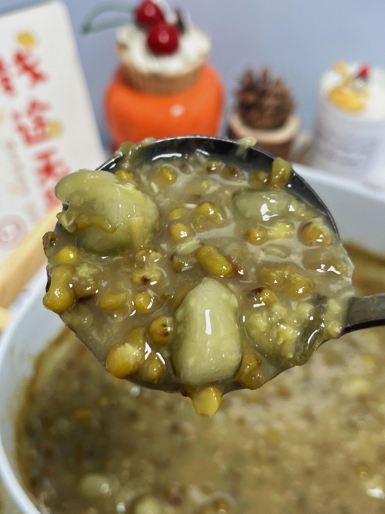 三伏天 来一碗绿豆薯粉粒糖水解下暑吧…

这碗绿豆薯粉粒糖水香甜软糯~入口绵密！