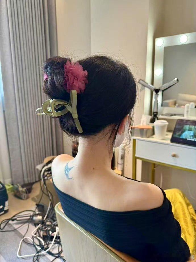 陈乔恩这身材真的让人羡慕，好瘦啊，上镜也很美啦，一点也不胖[送花花][送花花] 