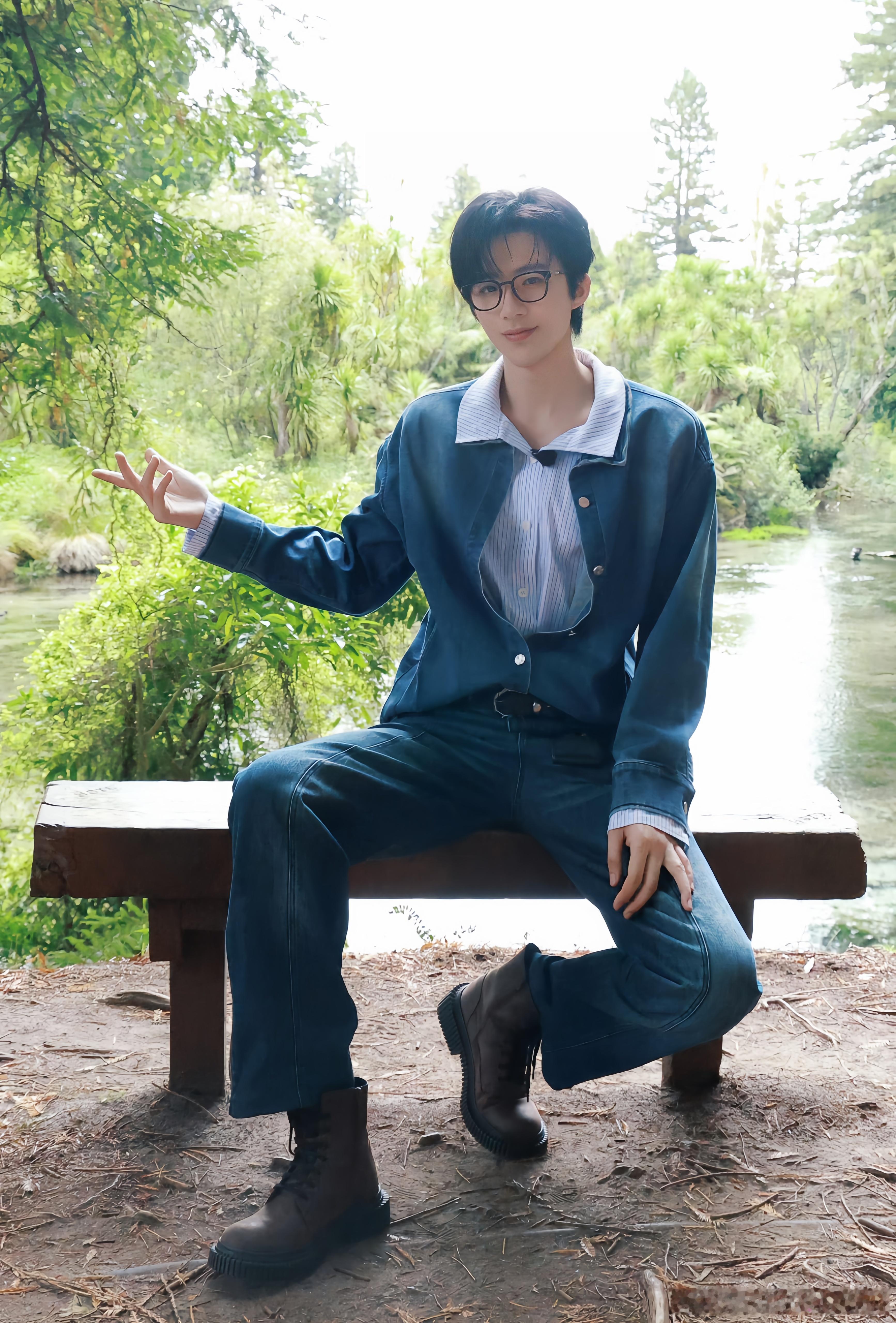 刘宇宁地球超新鲜 一个人一生会遇见两个人，一个惊艳了时光，一个温柔了岁月，而在我