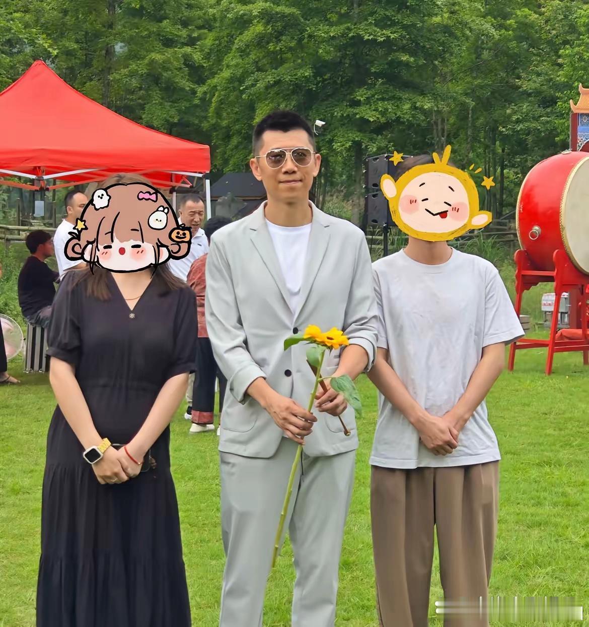 袁泉夏雨夫妻罕见同框参加婚礼，两人打扮都很低调，一点也没有明星架子，坐在人群中却