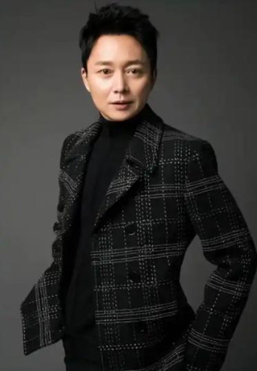 2001 年，刘奕君结束剧组拍摄赶回家里，妻子吕梓媛面色冰冷开口：“我们分开吧，