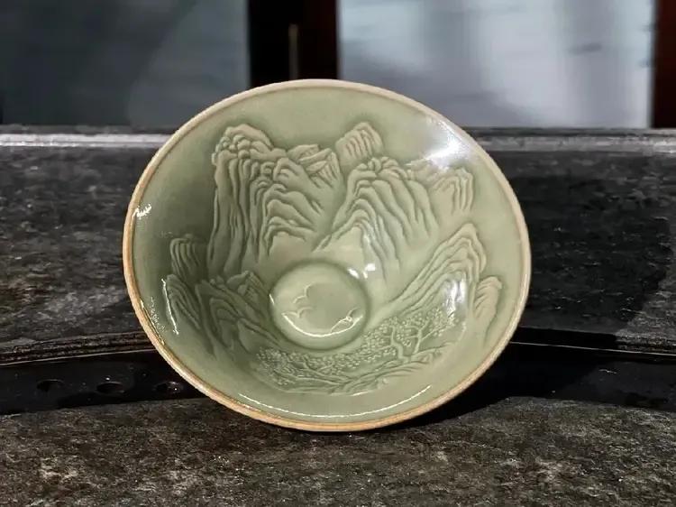  手握江山，好精致的斗笠杯！这是长安知己耀州窑天青秘色浮雕斗笠杯，有手握江山、隰