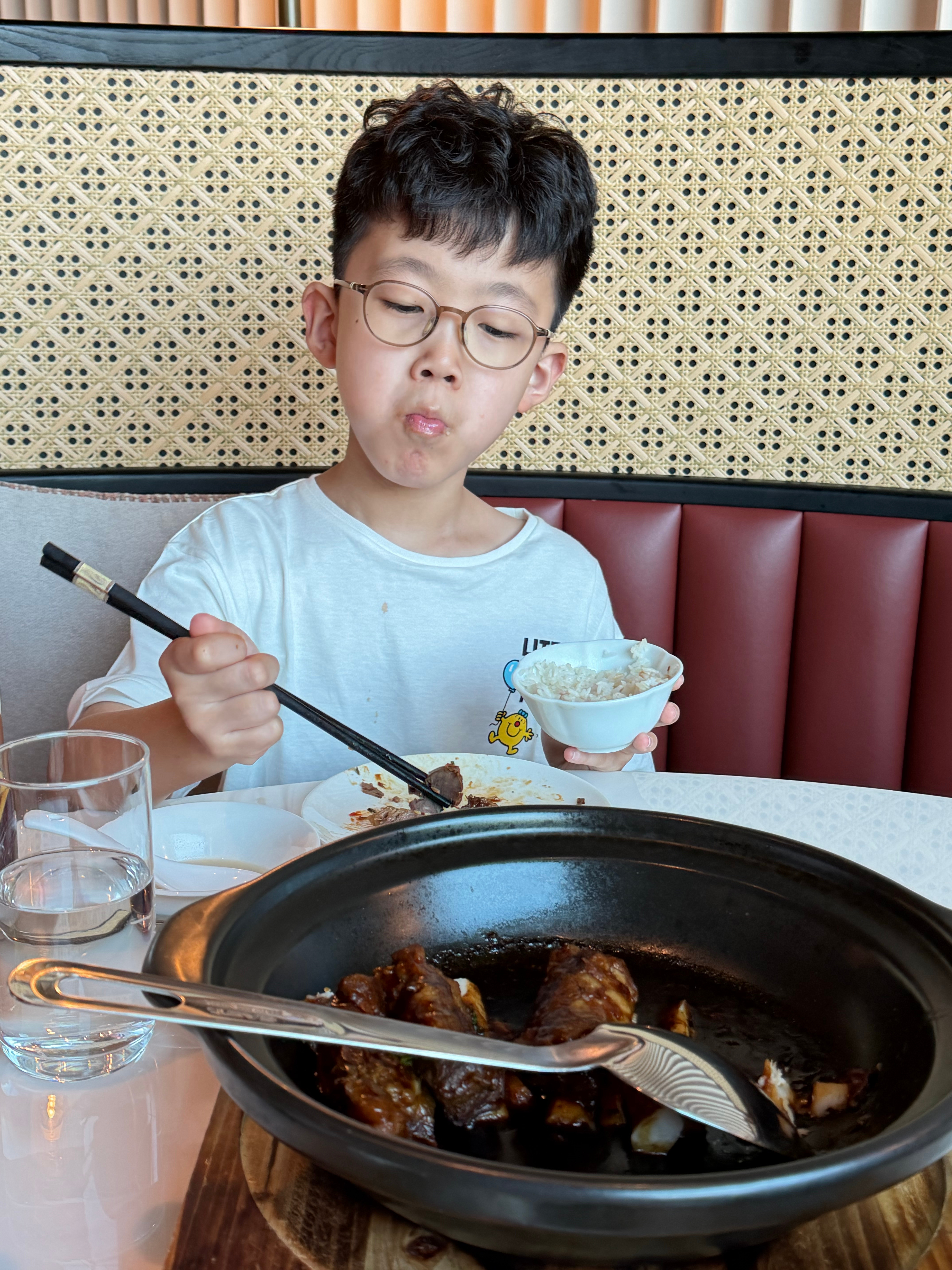 回国以后每次看到狗蛋儿吃饭我都在反思是不是回来之前孩子没吃过饱饭