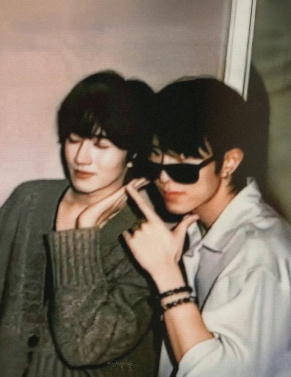 我与春风皆过客，你携秋水揽星河