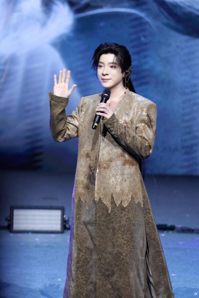 萧忆情拾忆巡演萧忆情新专辑拾忆 老歌一响全员回忆杀，新歌一听瞬间沦陷，这场巡演完