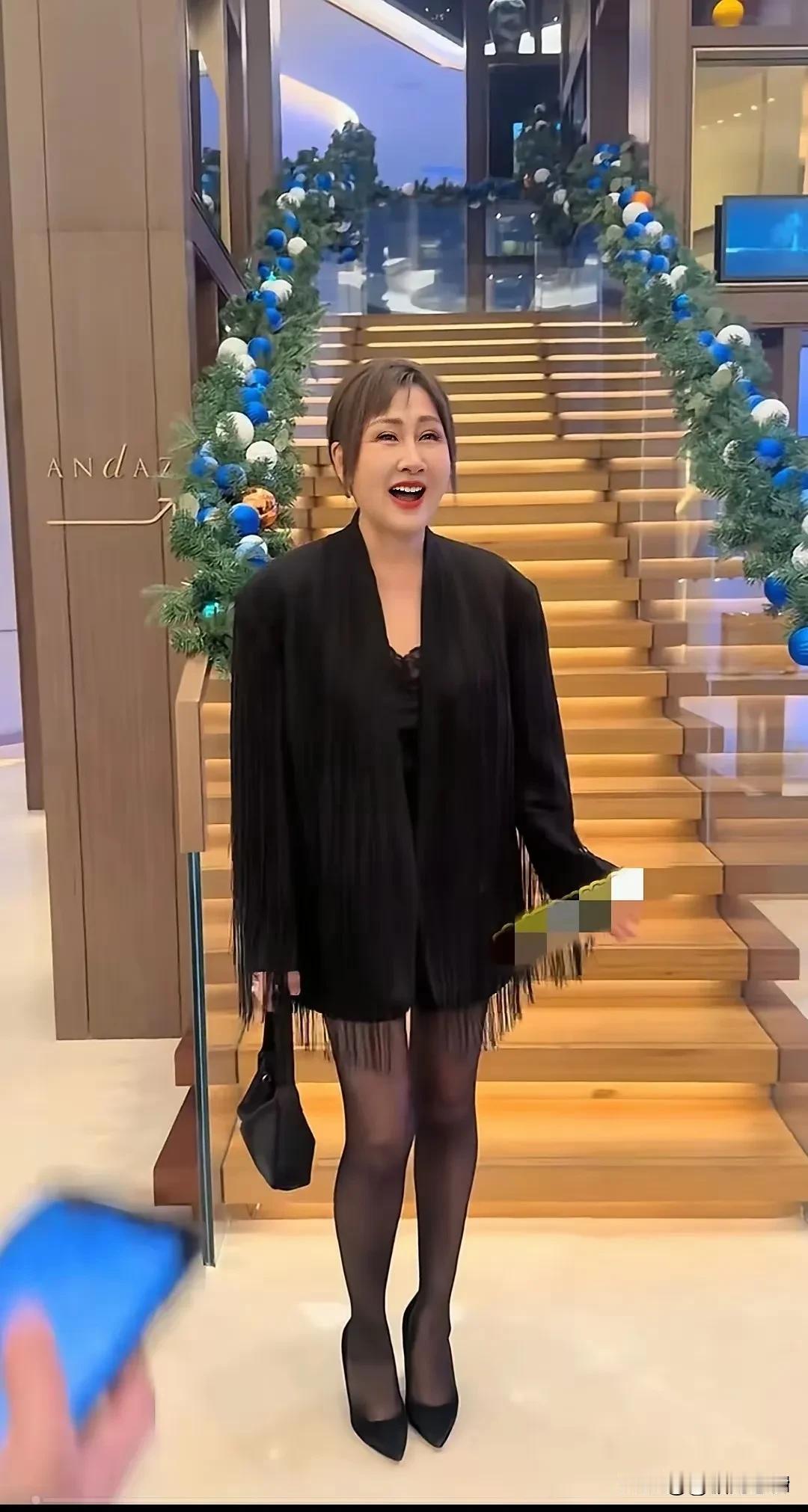 现在很多人吐槽《渴望》里的刘慧芳，我就不理解了，她那身打扮明明很美。黑丝短裙并无