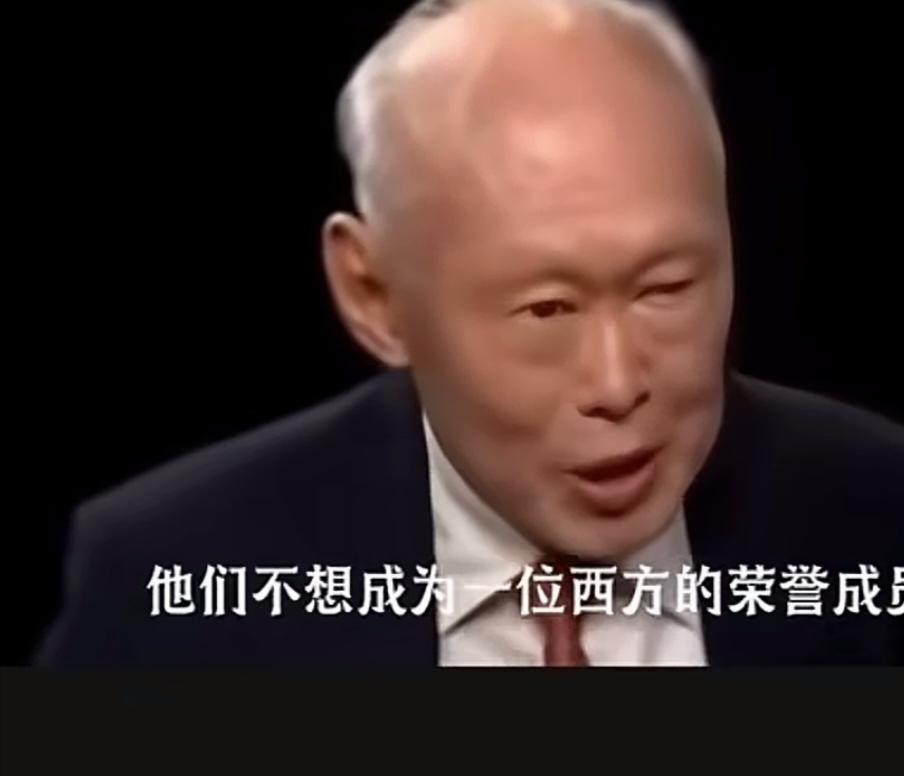 李光耀接受美国一位记者采访。他说，中国并不想成为西方的荣誉会员。这一点不像俄罗斯