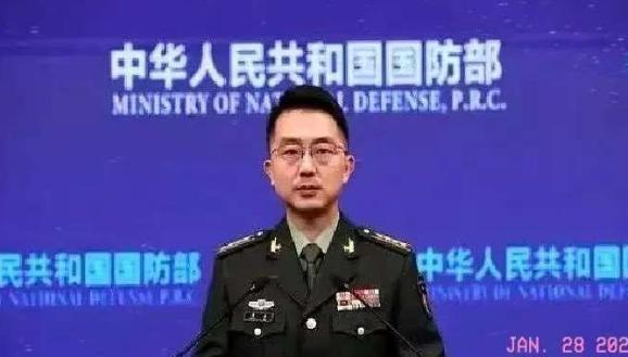 刷到一条消息，炸了。
国防部直接把话挑明了：满18岁的男青年，必须进行初次兵役登