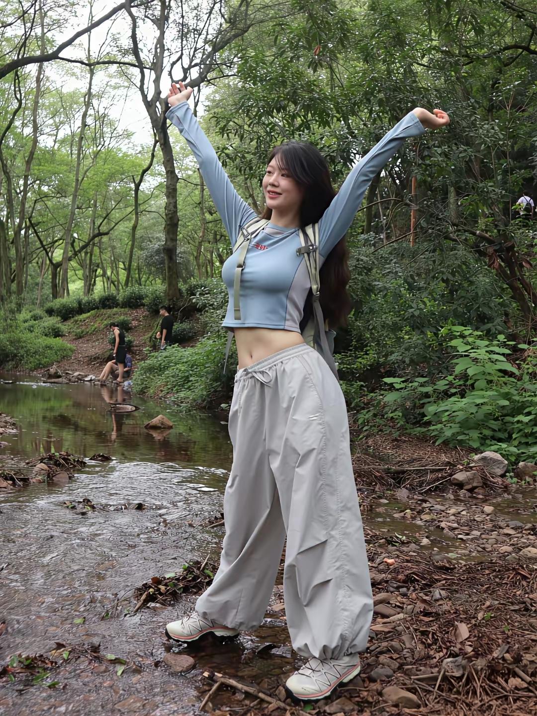 山间流水静，林间笑语轻。