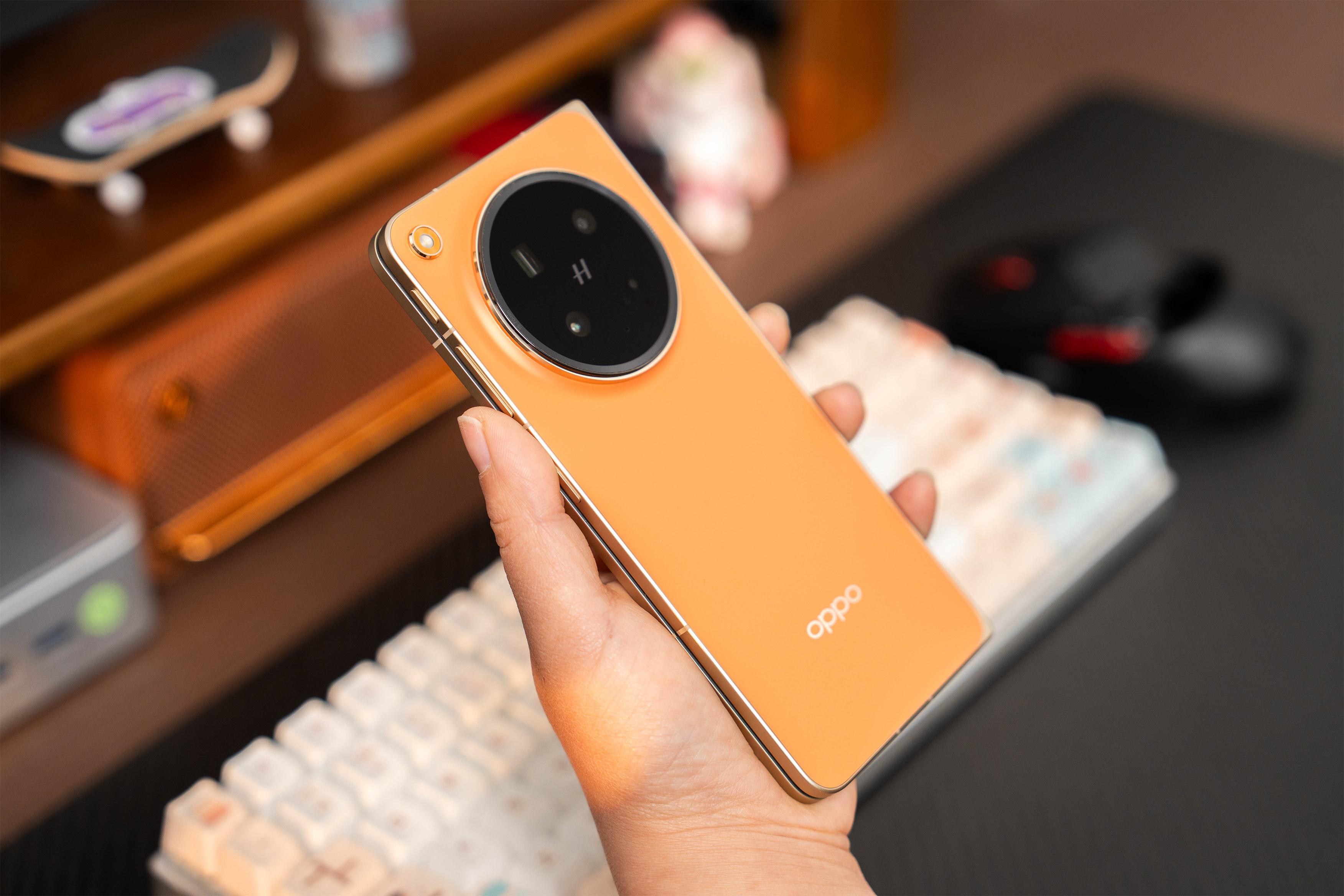 摸了一下OPPO Find N6的真机，和之前想的有一点不太一样，金橙这个配色非