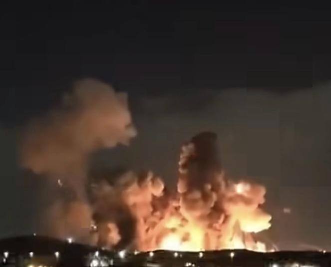 伊朗中部城市伊斯法罕昨日发生巨大爆炸，产生的烟雾甚至在卫星云层上清晰可见。初步判