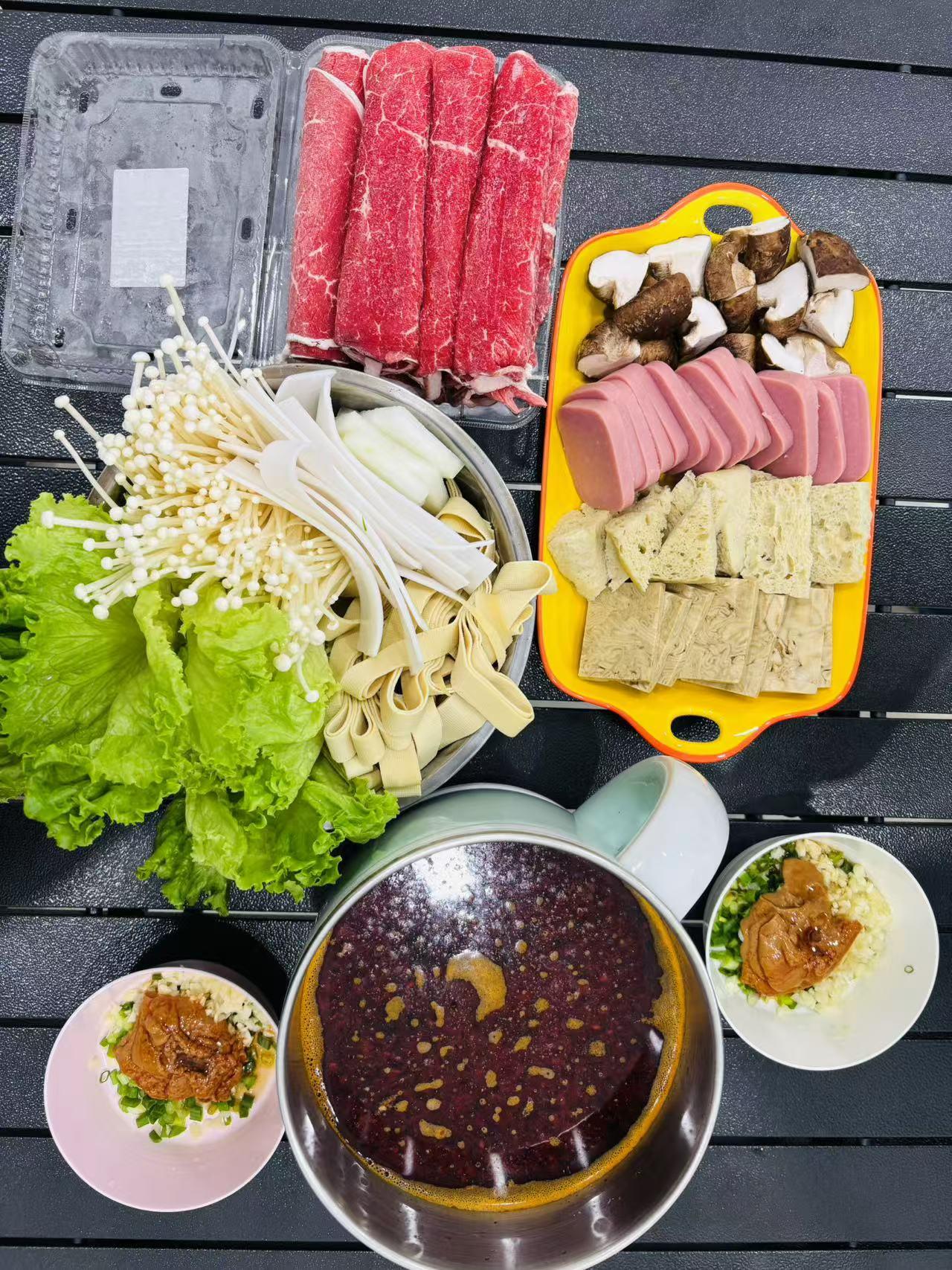忙碌一天，最惬意的事莫过于围坐桌前，面对这一锅咕嘟冒泡的热辣汤底，鲜嫩牛肉、爽口