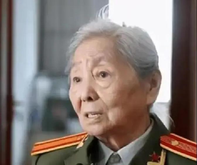 1979年，我国女翻译刘禄曾随团出访美国期间，莫名被一名美国男子死死注视，下一秒