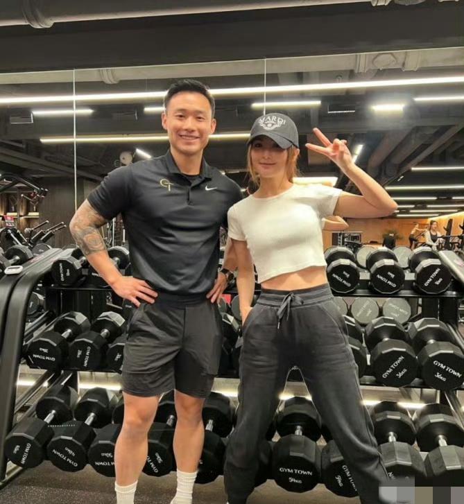 1月13日，阿Sa高调官宣恋情，男友是比她小10岁的健身教练林俊贤，长相帅气，身