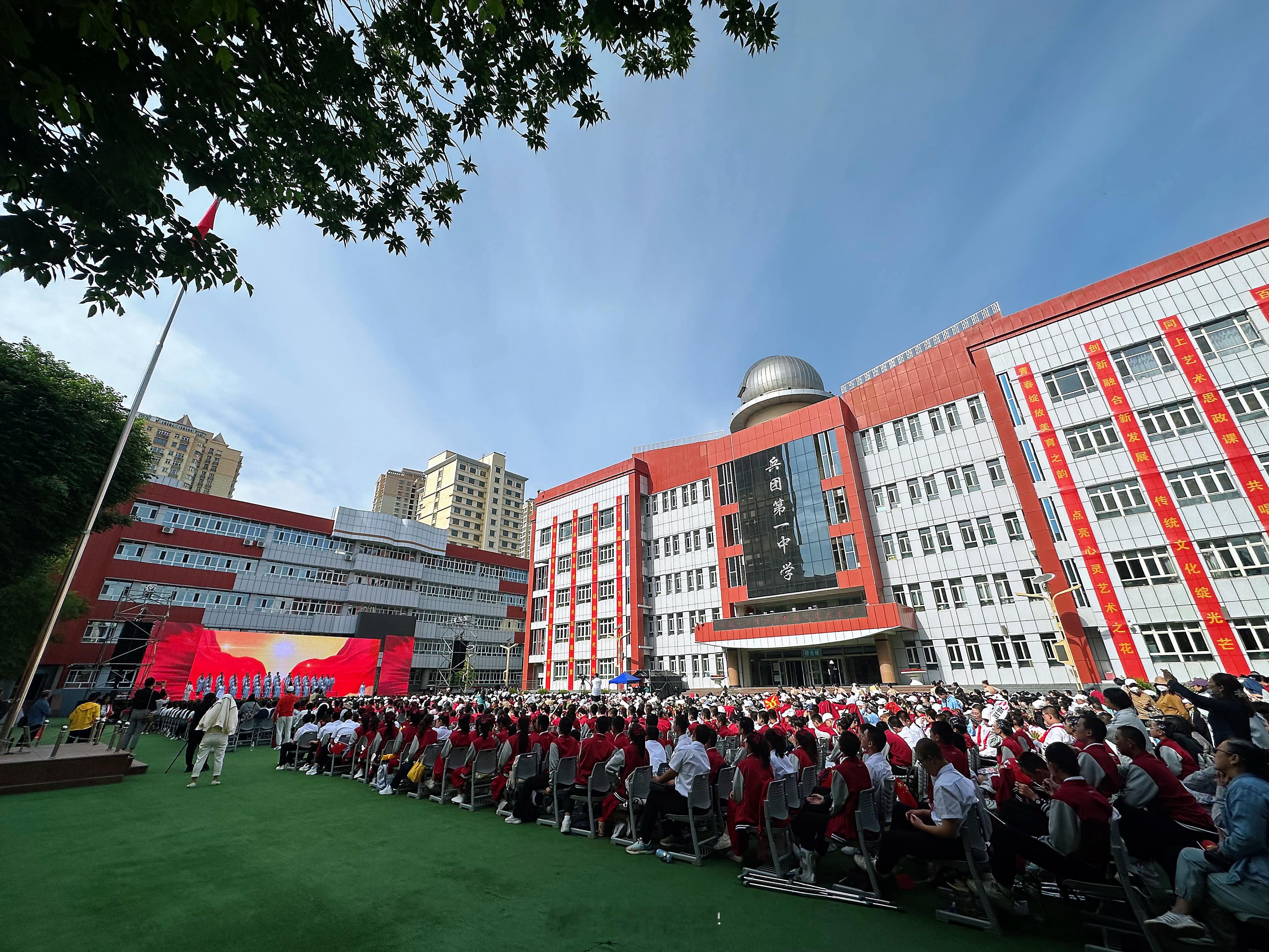 拍摄花絮📸校园里也能看到咱新疆男篮的啦啦棒祝大家六一快乐✌️#新疆男篮##小卢